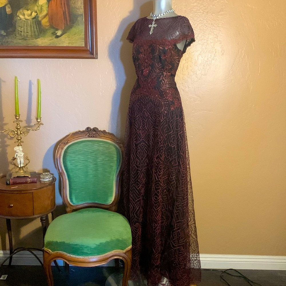 Tadashi Shoji Deep Burgandy  & Black Lace Magnificent Gown.  Sz 8